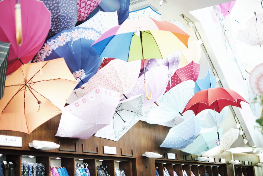株式会社シューズセレクション_色とりどりの傘が天井に展示されている