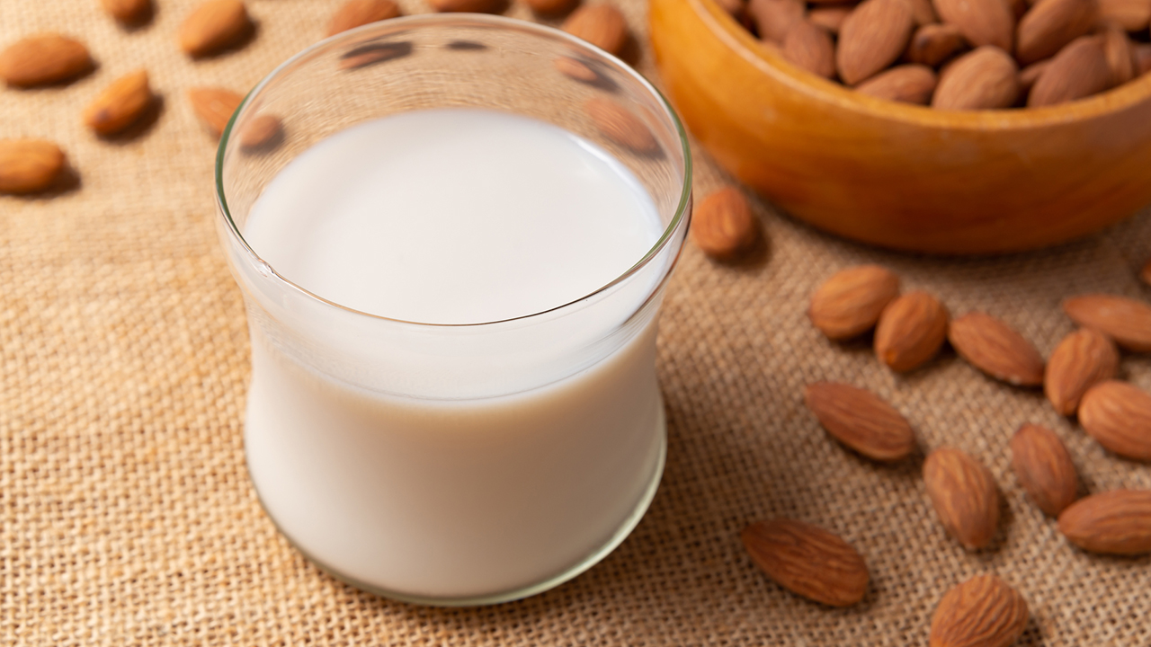 ナッツミルクの日(7月23日)|意味や由来・広報PRに活用するポイントと事例を紹介