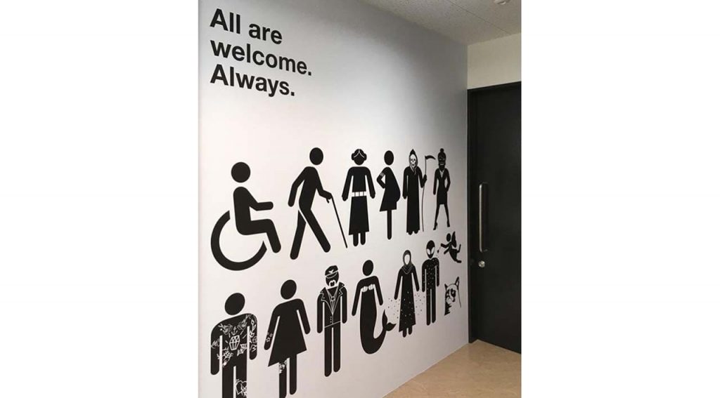 ラッシュジャパン　トイレの入口デザイン