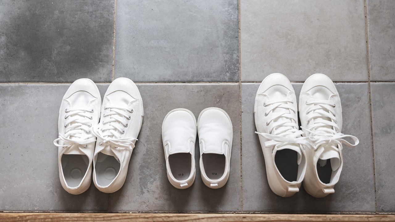 スニーカーの日(2月22日)|意味や由来・広報PRに活用するポイントと事例を紹介