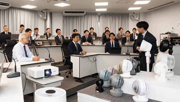 新商品開発会議の様子