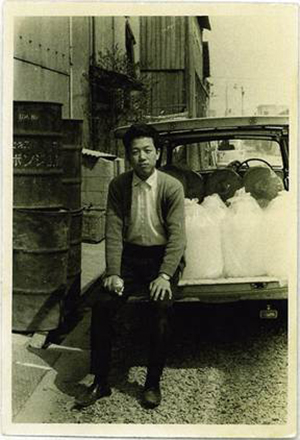 1964年頃、19歳で家業を継ぎ、代表に就任した大山健太郎さん