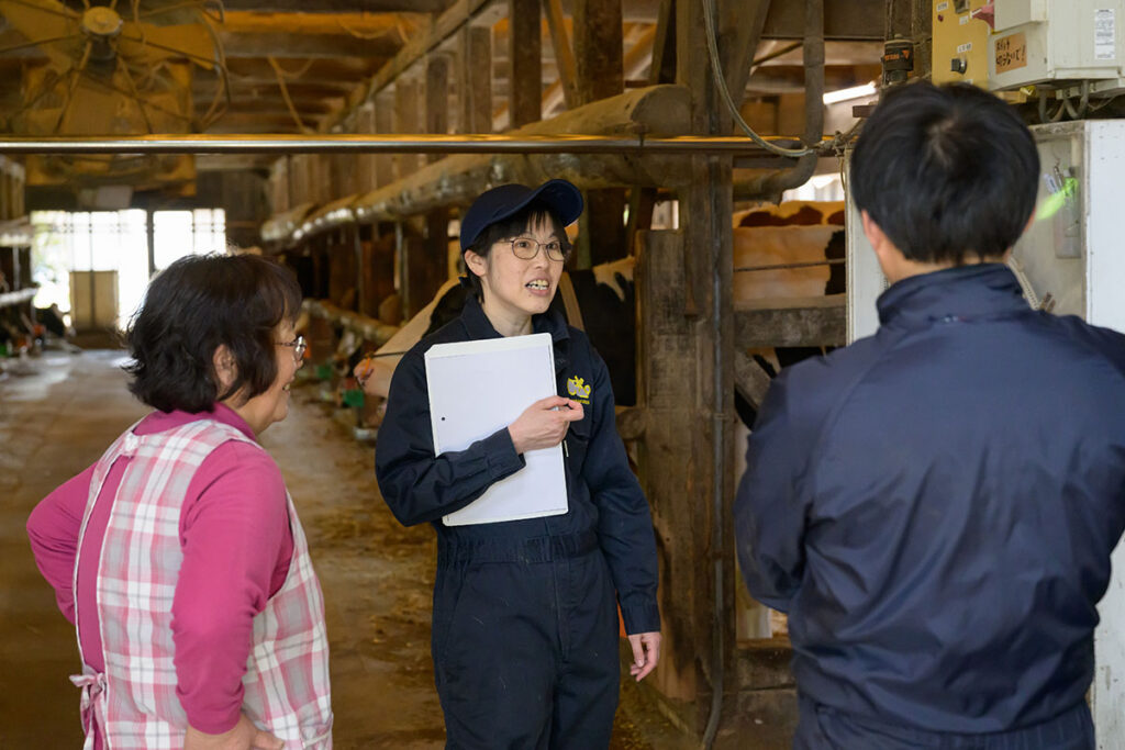 酪農家と大山乳業職員